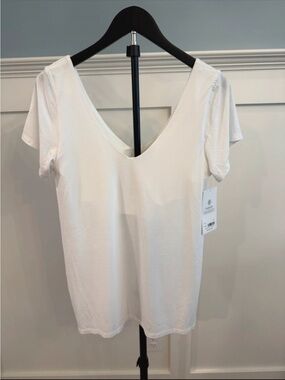 New Athleta White Cotton V-Neck Short Sleeve T-shirt with Shelf Bra